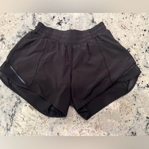 🍋Lululemon Hotty Hot low rise shorts 🍋